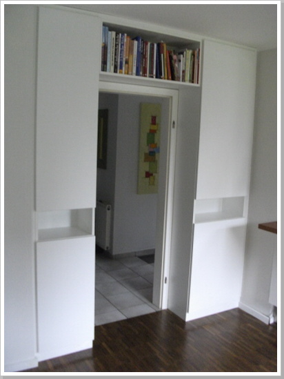 Einbauschrank um Zimmertür mit offenen Fächern und grifflosen Türen im Dekor weiß